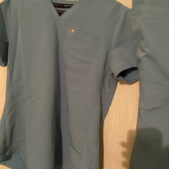 Wave Blue Fabletics Scrub Set - Picture 2 of 8